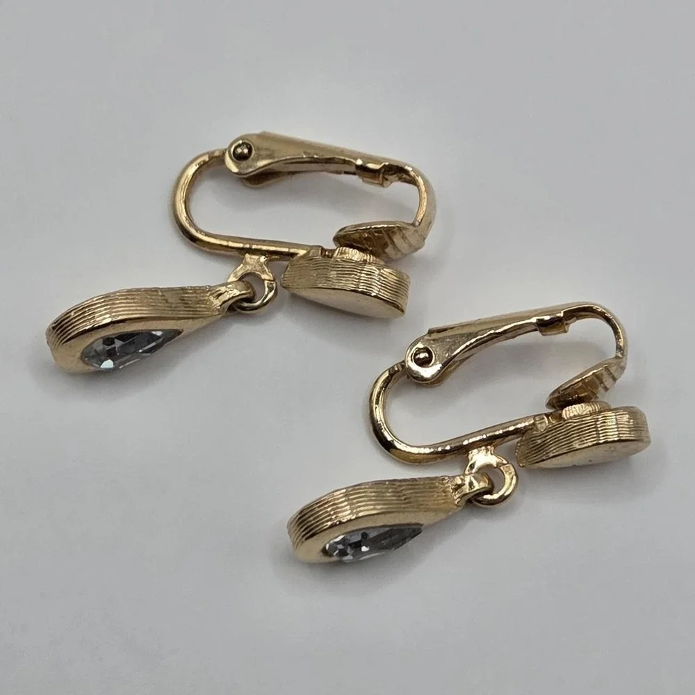 Avon Clip On Earrings Womens OS Gold Good Vintage Teardrop Crystal Dangle Drop